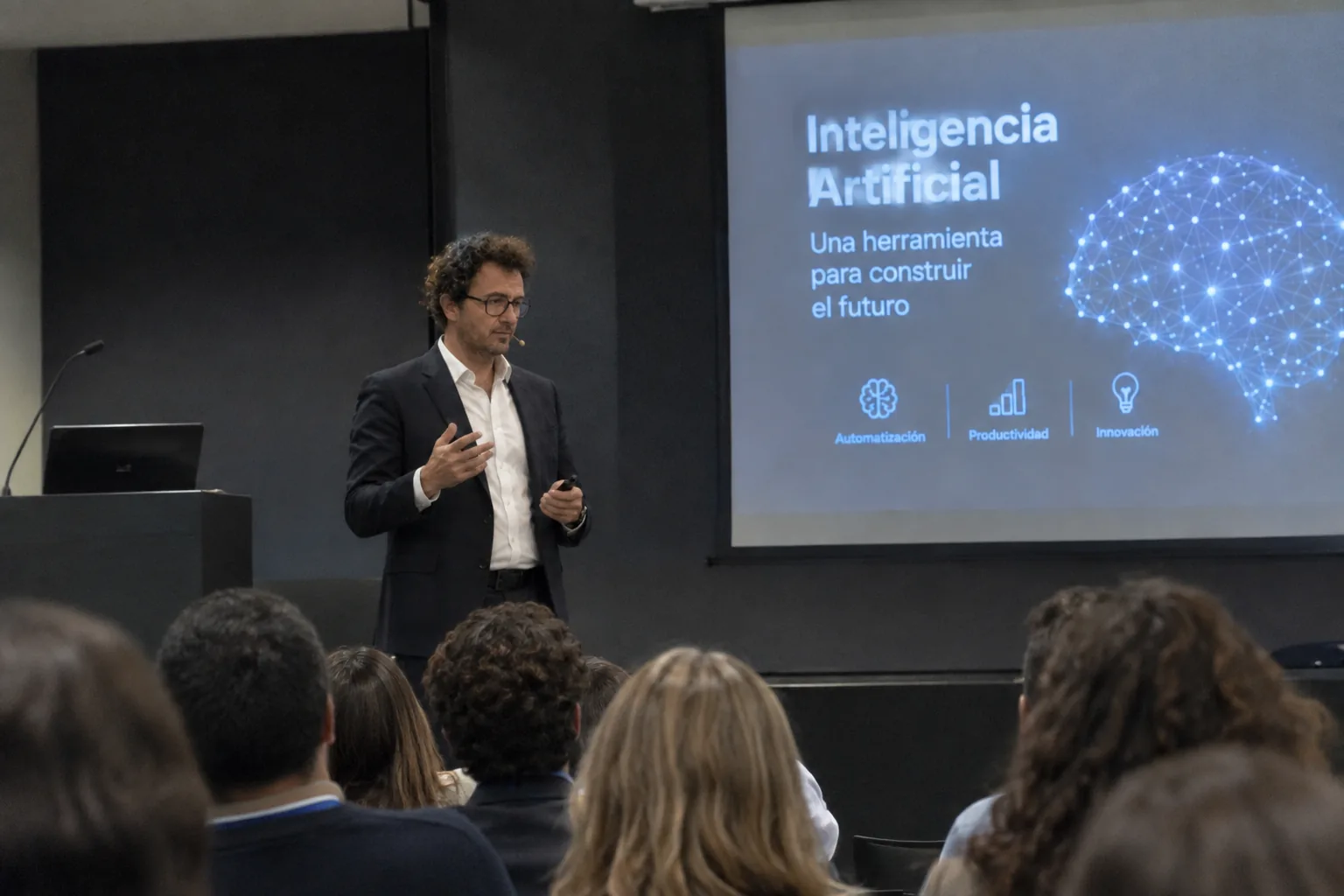 Hernán Gordillo presentando ante un auditorio una charla sobre inteligencia artificial.